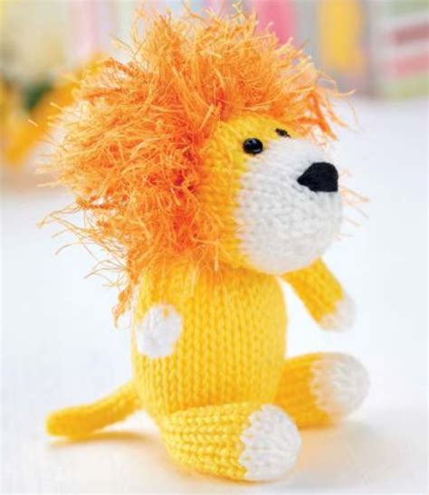 Make a few of these and other puppets to make a cute story. . Lion knitting pattern free